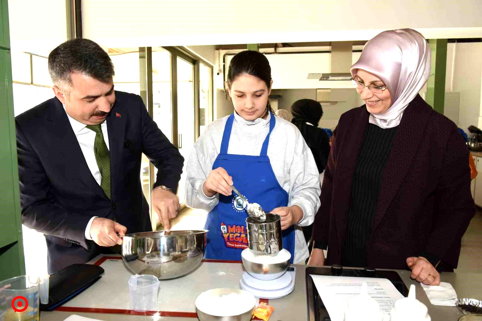 Minik şefler başkan amca ile mutfakta