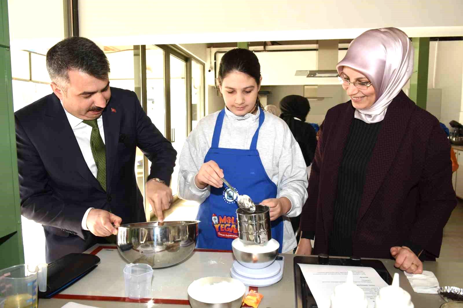 Minik şefler başkan amca ile mutfakta