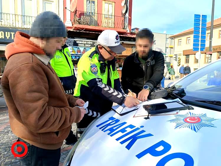 O saatler arasında caddeye girenler polis ekiplerine takılıyor