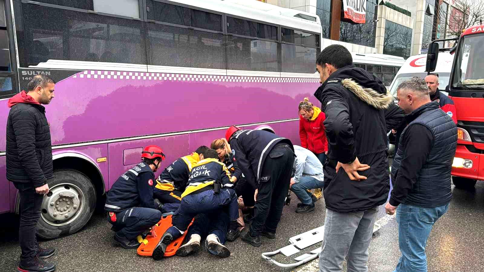 Otobüs durağında feci kaza: Kadın, geri manevra yapan otobüsün altında kaldı