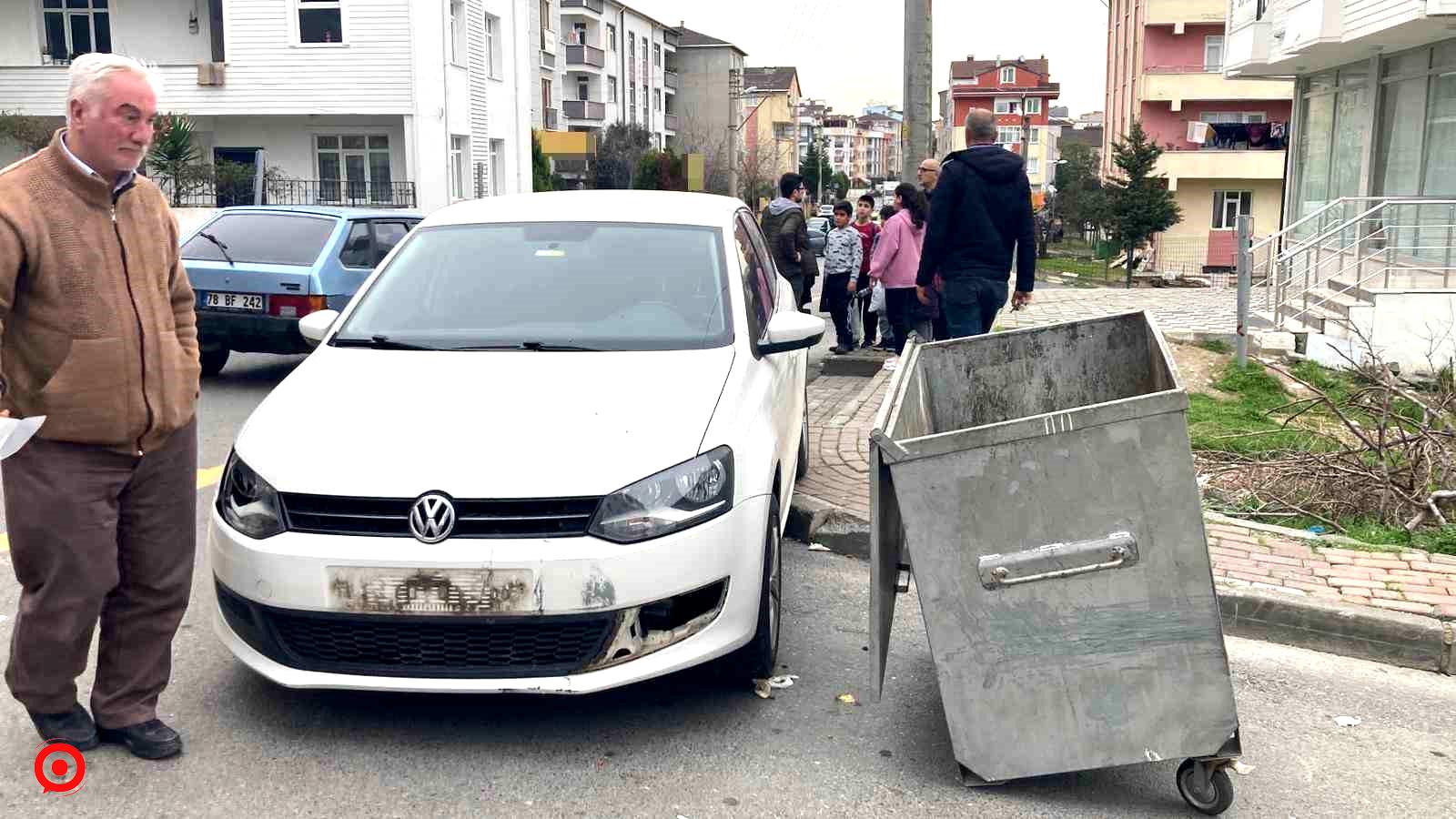 Otomobilin çarptığı çöp konteyneri, 5 kişiyi yaraladı