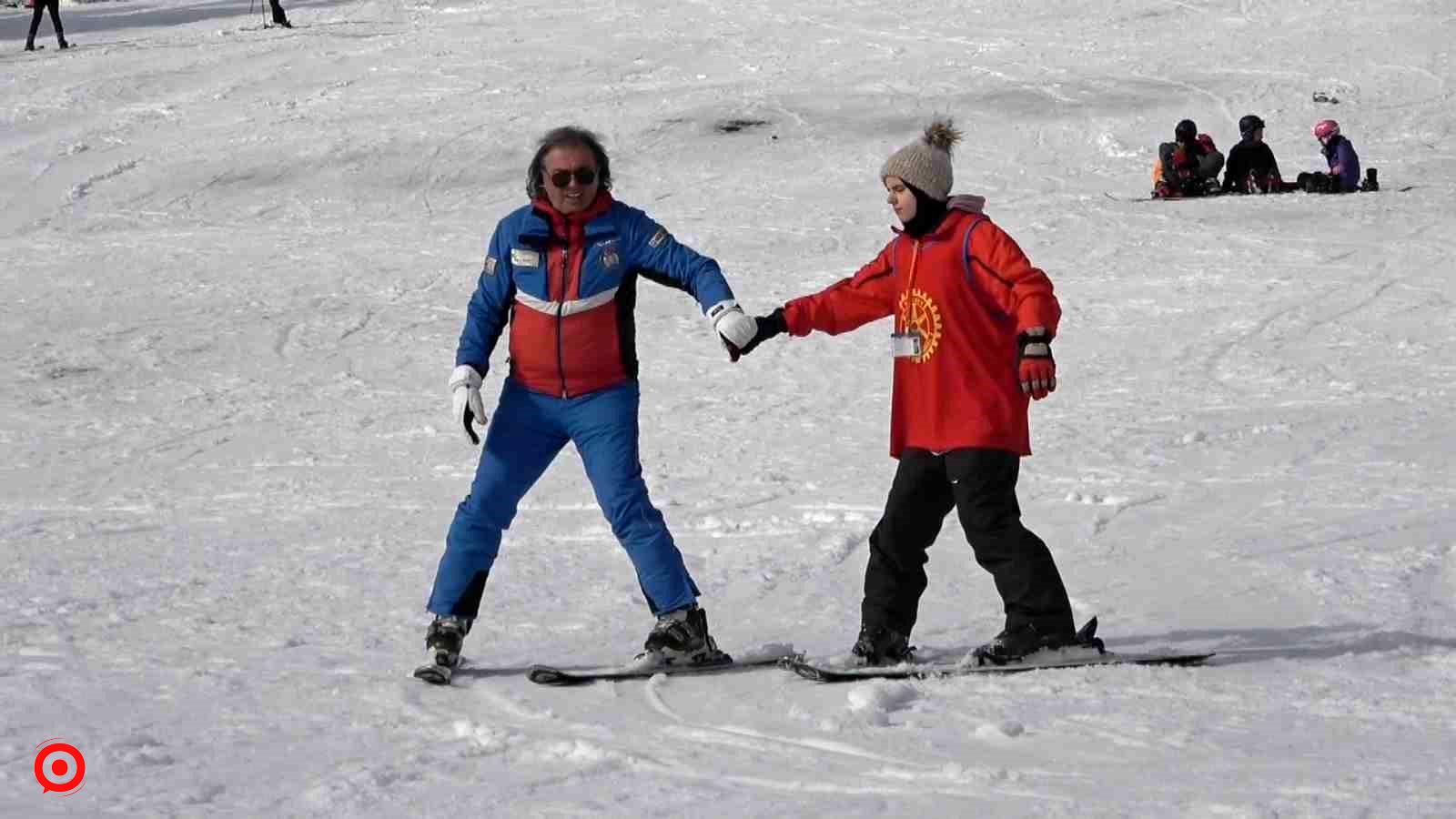 (Özel) Görme engelli gençler Uludağ’da kayak öğrendi