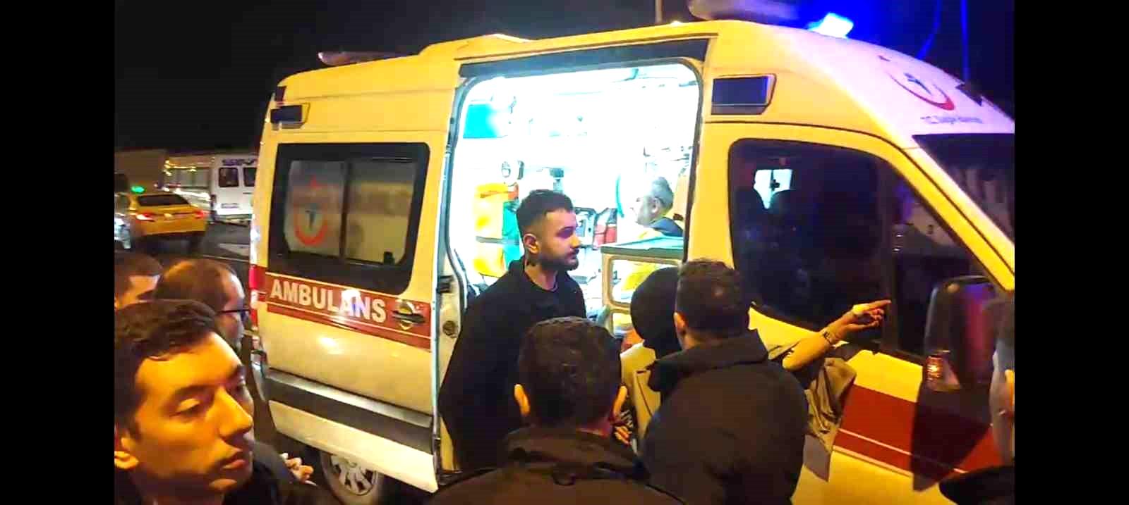 Park halindeki minibüse çarpan otomobil takla attı: 2 yaralı