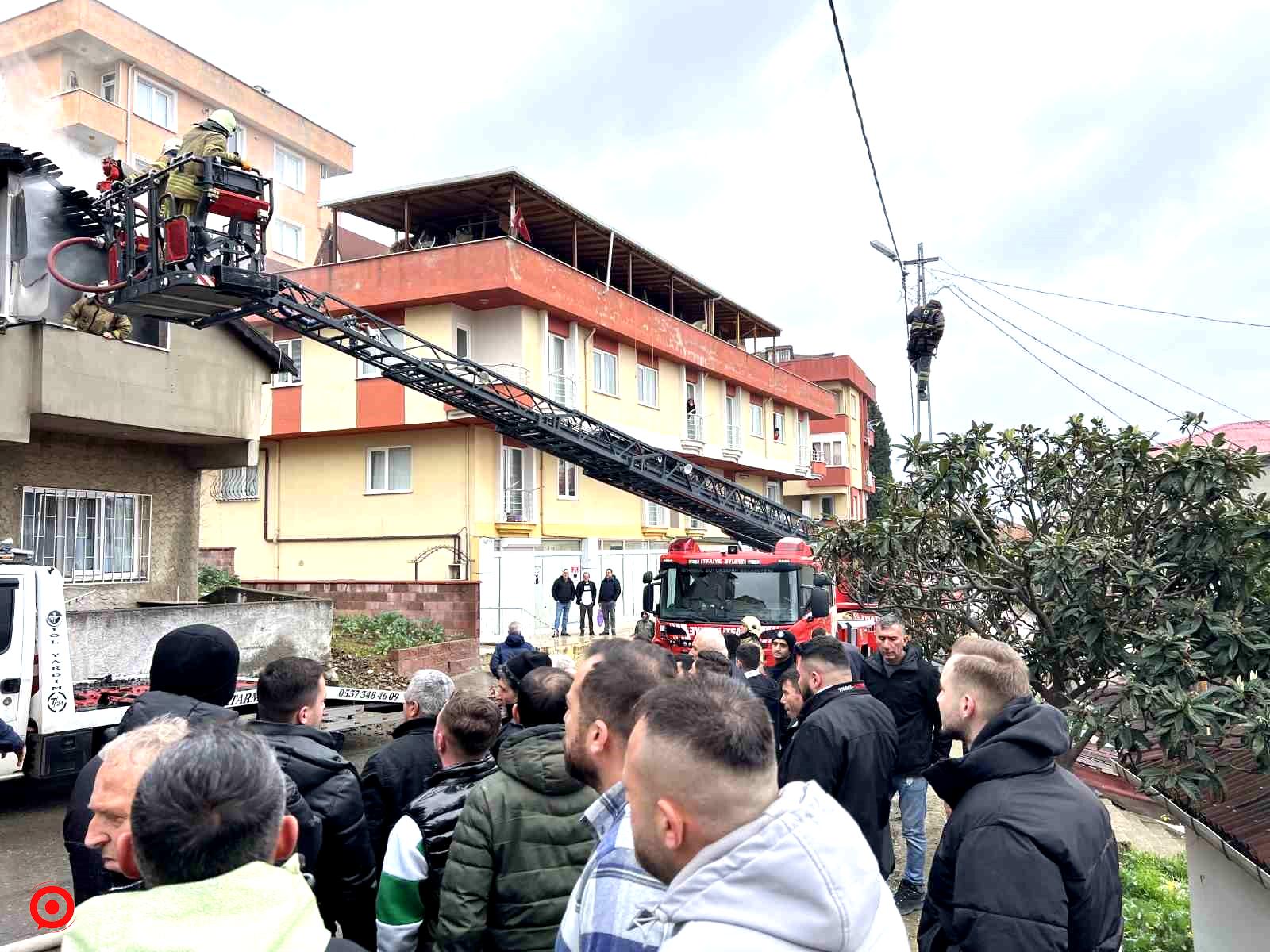 Pendik’te 2 katlı bina alev alev yandı