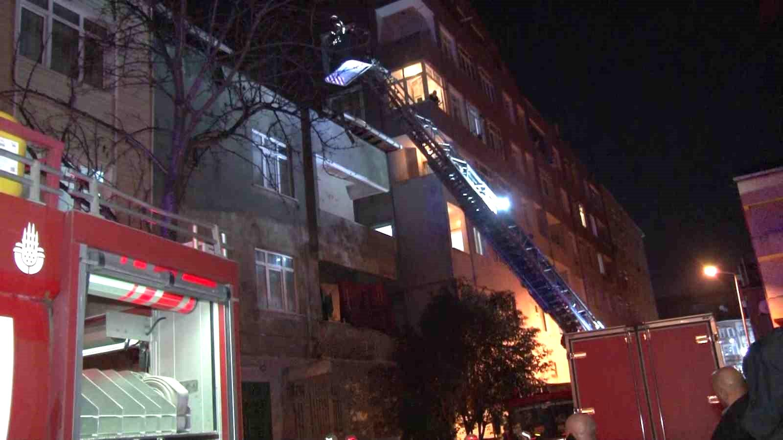 Pendik’te 3 katlı binanın çatısı alev alev yandı