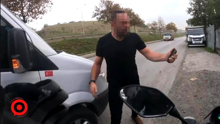 Pendik’te kendisine baktı diye motosikletliyi yolda sıkıştırdı