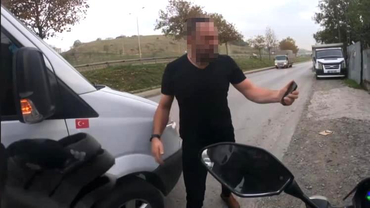 Pendik’te yayalara yol verdiği