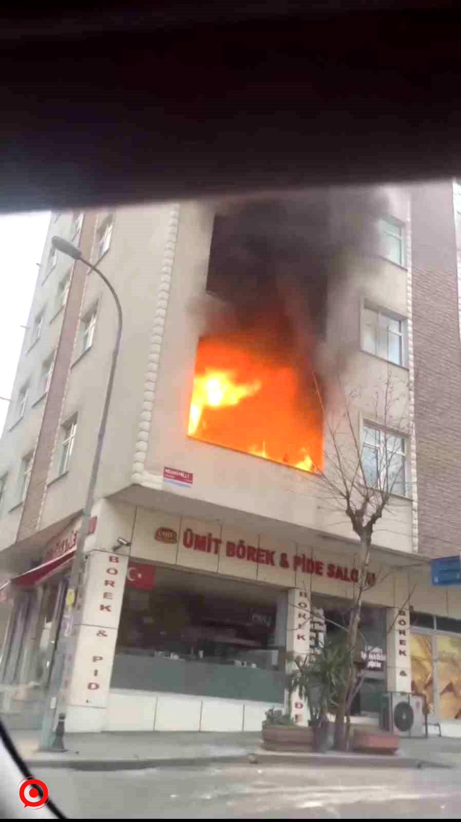 Pendik’te korku dolu anlar: Dairede çıkan yangında tüp patladı