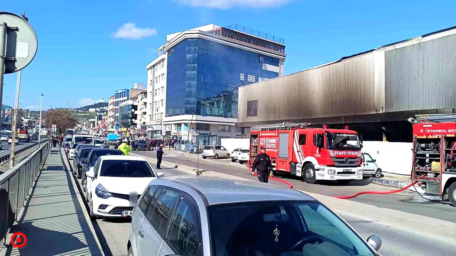 Pendik’te korkutan yangın: Gökyüzünü siyah dumanlar kapladı