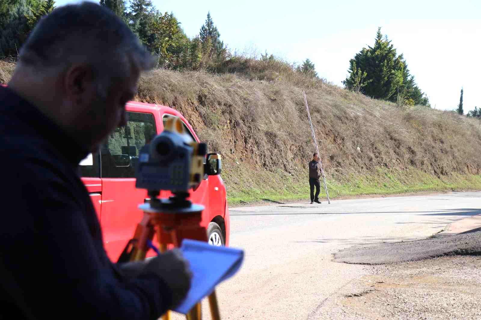 Sakarya’daki gizemli yol: Ayağını frenden çeken yokuş yukarı çıkıyor