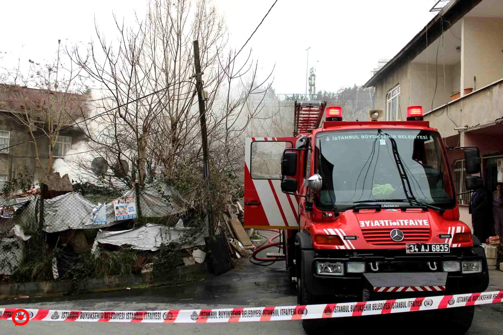 Sarıyer’de kömür sobasından yangın çıktı, evi kül olan yaşlı kadın gözyaşlarını tutamadı