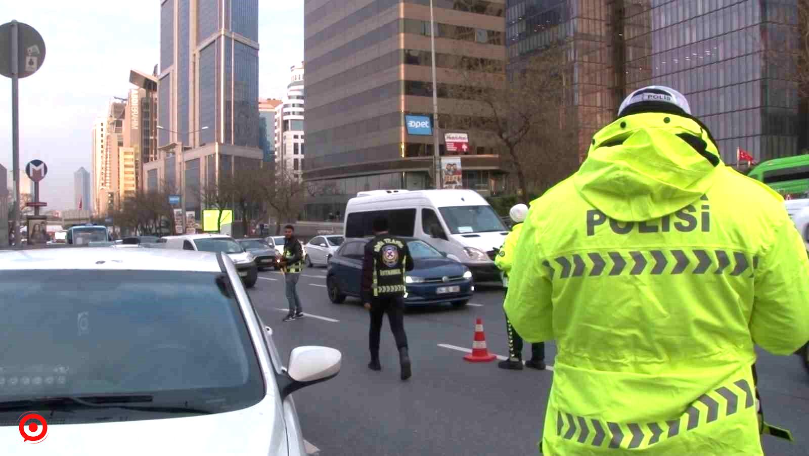 Sarıyer’de okul çevresindeki denetimler devam etti: Şüpheli 250 araç, 510 şahıs kontrol edildi