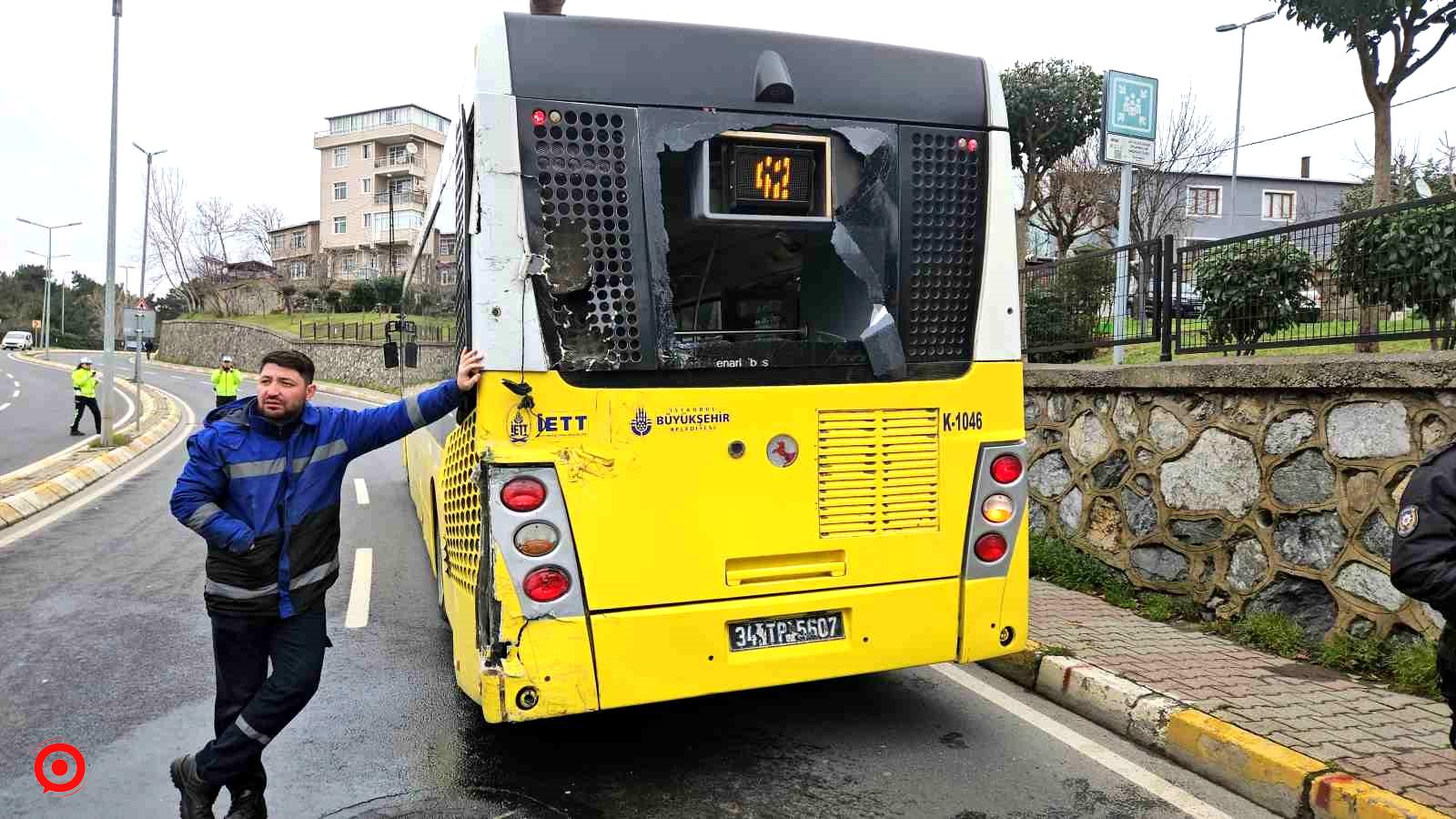 Sarıyer’de yolcu almak için yavaşlayan İETT otobüsüne, çöp kamyonu çarptı: 2’si ağır 3 yaralı