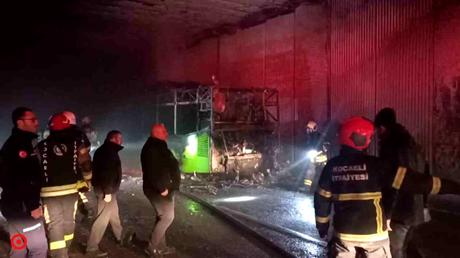 Seyir halinde yanan halk otobüsünden geriye iskeleti kaldı