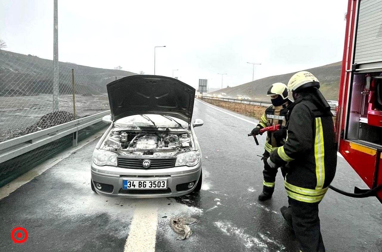 Seyir halindeyken yanan otomobili itfaiye söndürdü