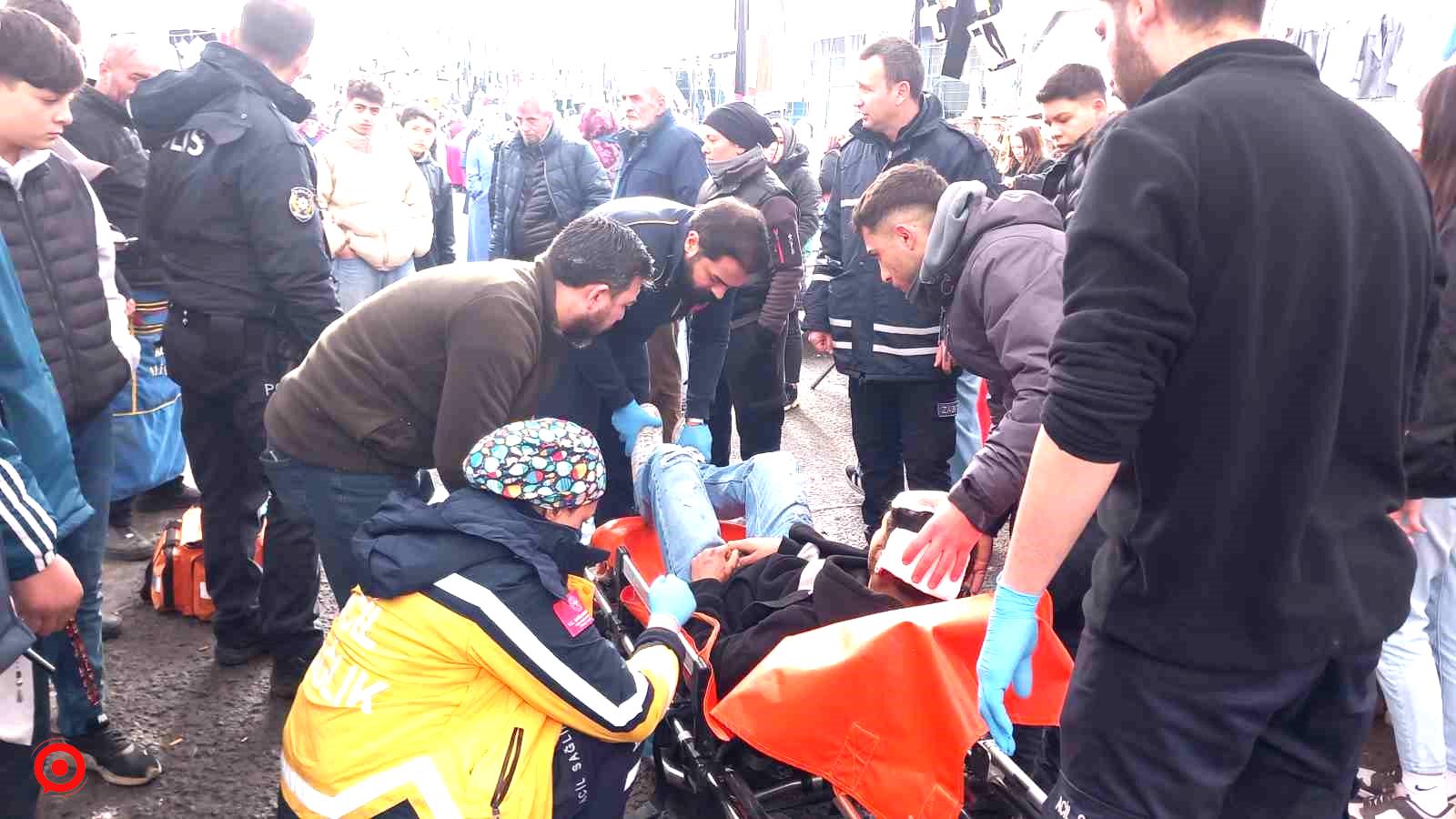 Seyyar satıcıların falçatalı sopalı kavgası pazarı karıştırdı: Baba oğul yaralandı