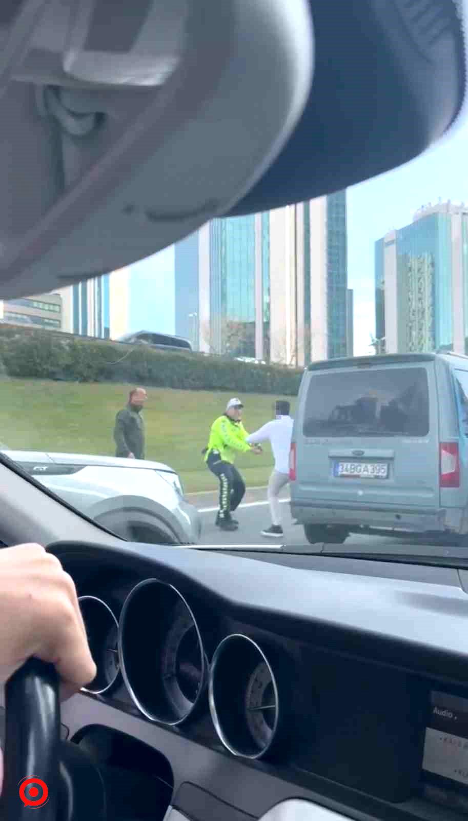 Şişli’de hareketli dakikalar kameraya yansıdı: Polise saldırınca havaya ateş açıldı