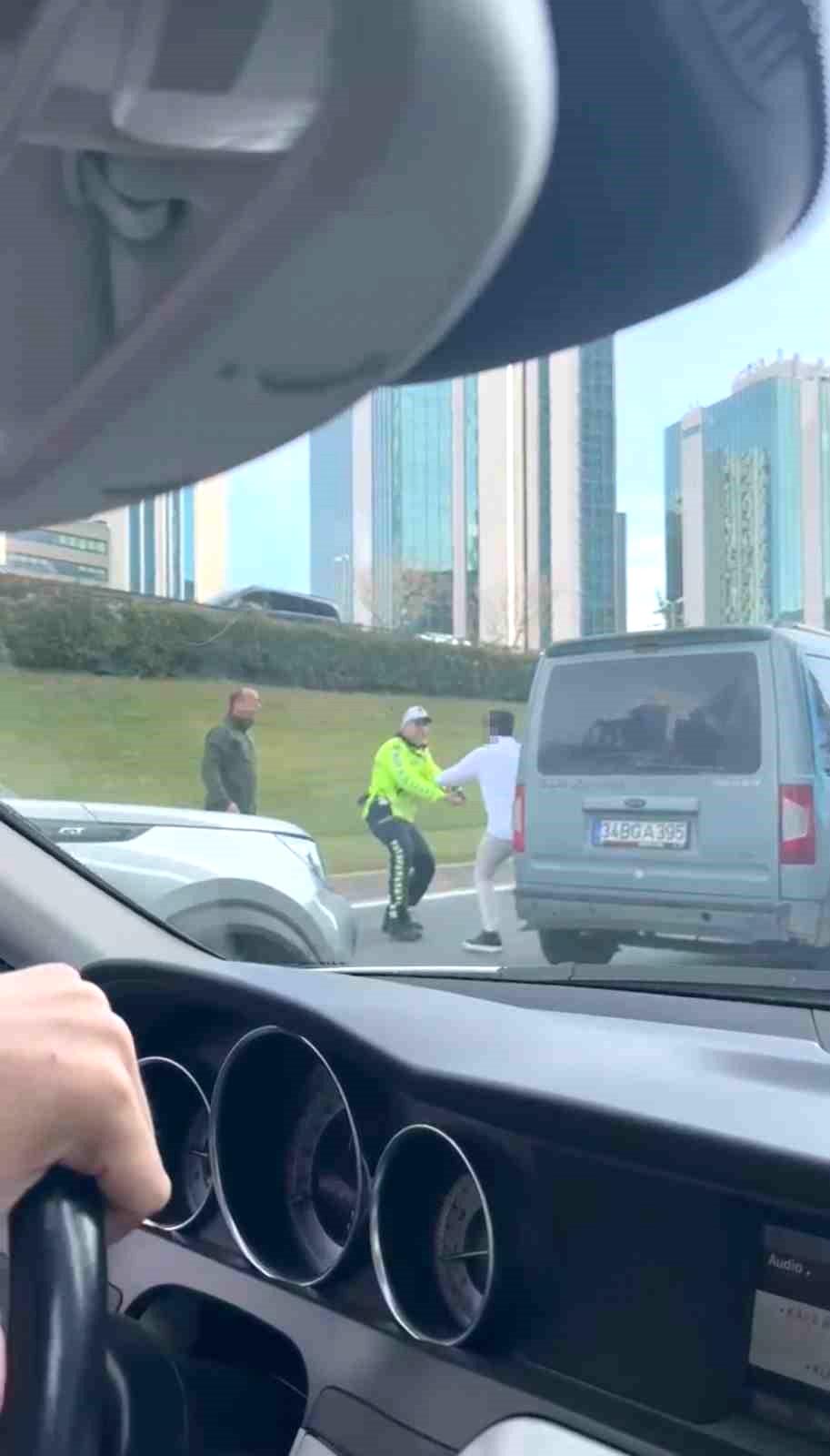 Şişli’de hareketli dakikalar kameraya yansıdı: Polise saldırınca havaya ateş açıldı