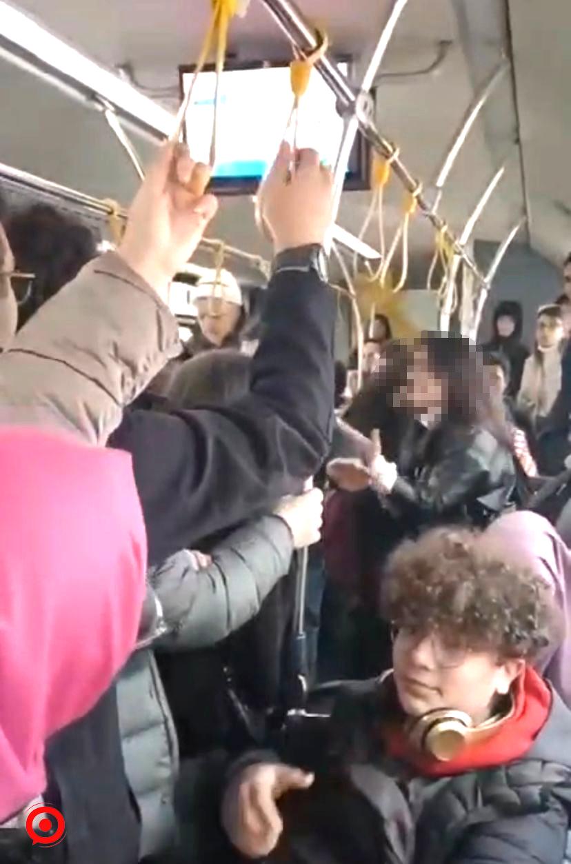 Sultanbeyli’de otobüste 2 kadının saç baş birbirine girdiği kavga kamerada
