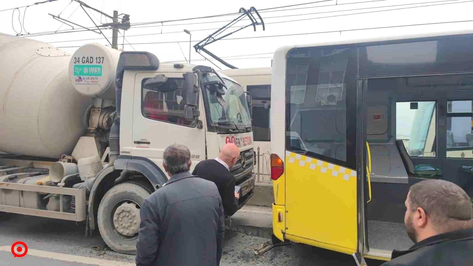 Sultangazi’de faciadan dönüldü: Beton mikseri İETT otobüsüne çarptı, 4 kişi yaralandı