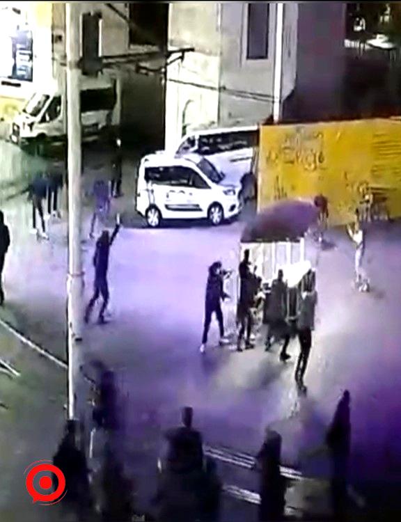 Taksim Meydanı’nda silahlı saldırı kamerada: Husumetlisine benzettiği adamı vurdu, anında yakalandı