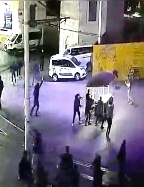 Taksim Meydanı’nda silahlı saldırı kamerada: Husumetlisine benzettiği adamı vurdu, anında yakalandı