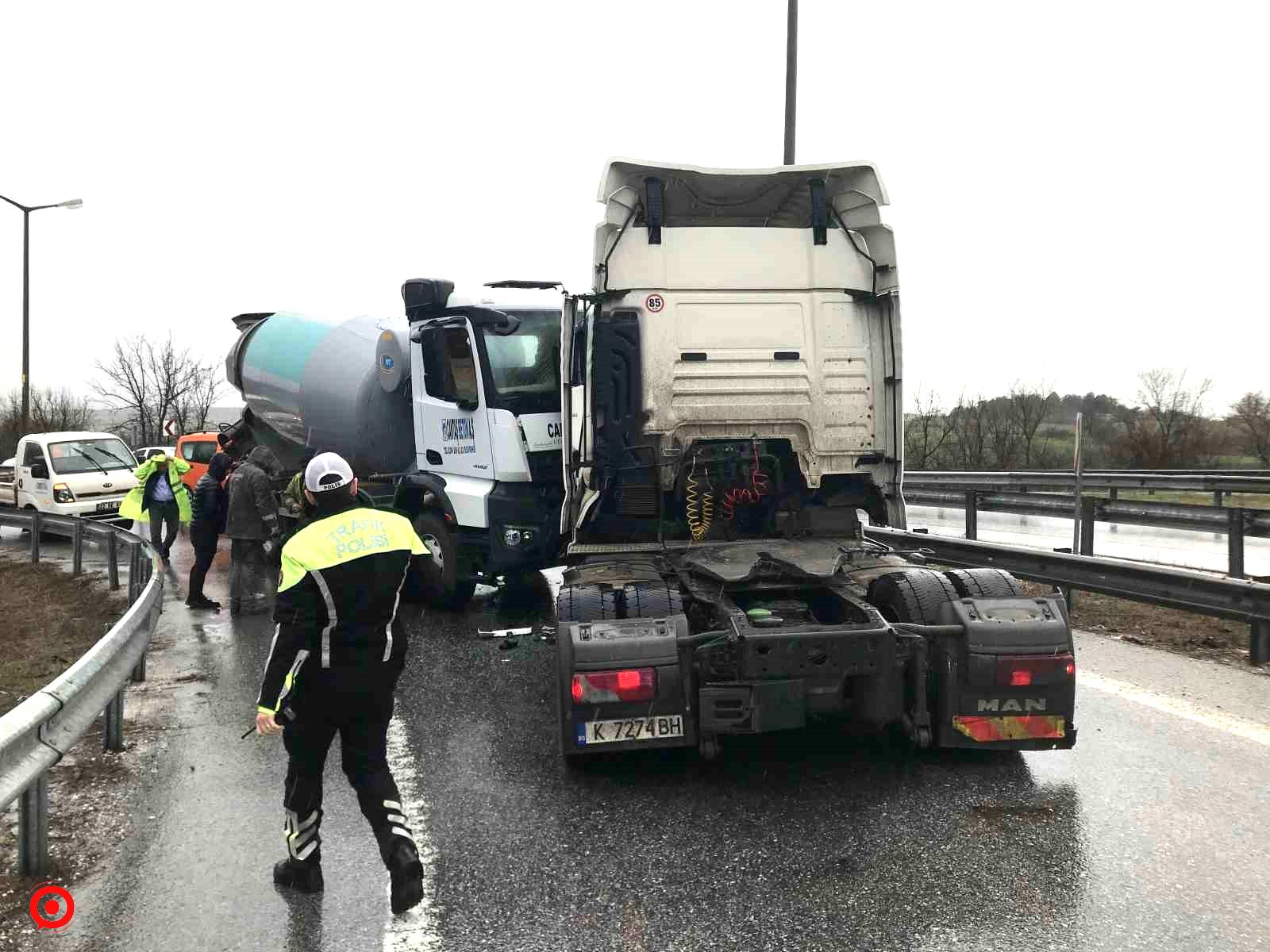 Ters yöne giren tırla beton mikseri kafa kafaya çarpıştı: 2 yaralı