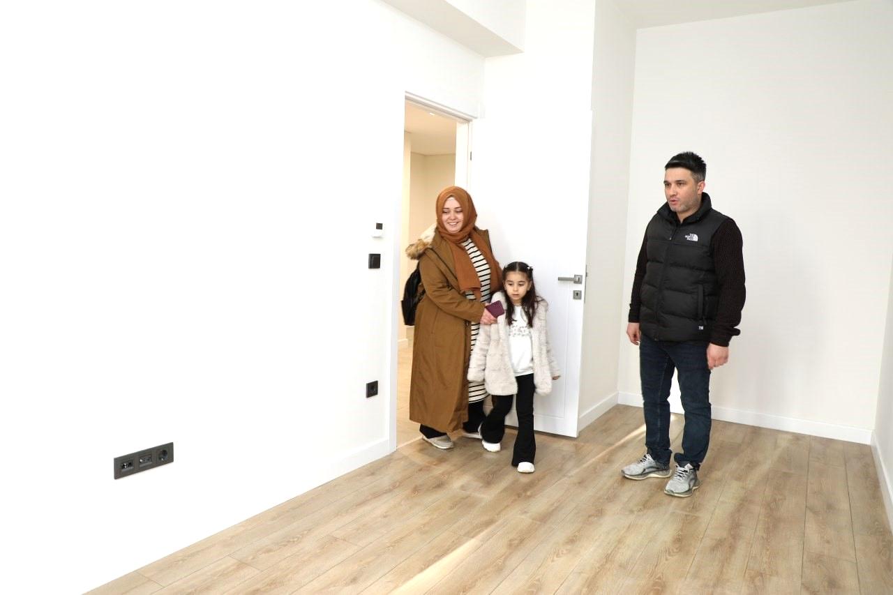 Tokatköy TOKİ’de örnek daireleri gezen Başkan Murat Aydın: “Kentsel dönüşüm seçimden sonra daha da hız kazanacak”