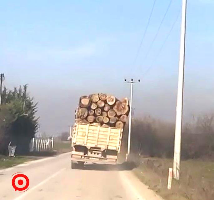 Tomruk yüklü kamyonetin tehlikeli yolculuğu kamerada