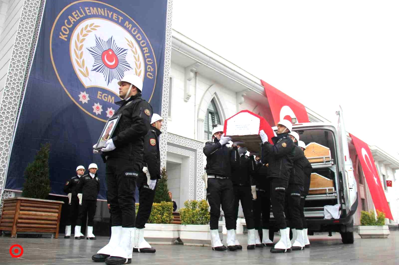 Trafik polisine son veda: Babasını beresiyle uğurladı