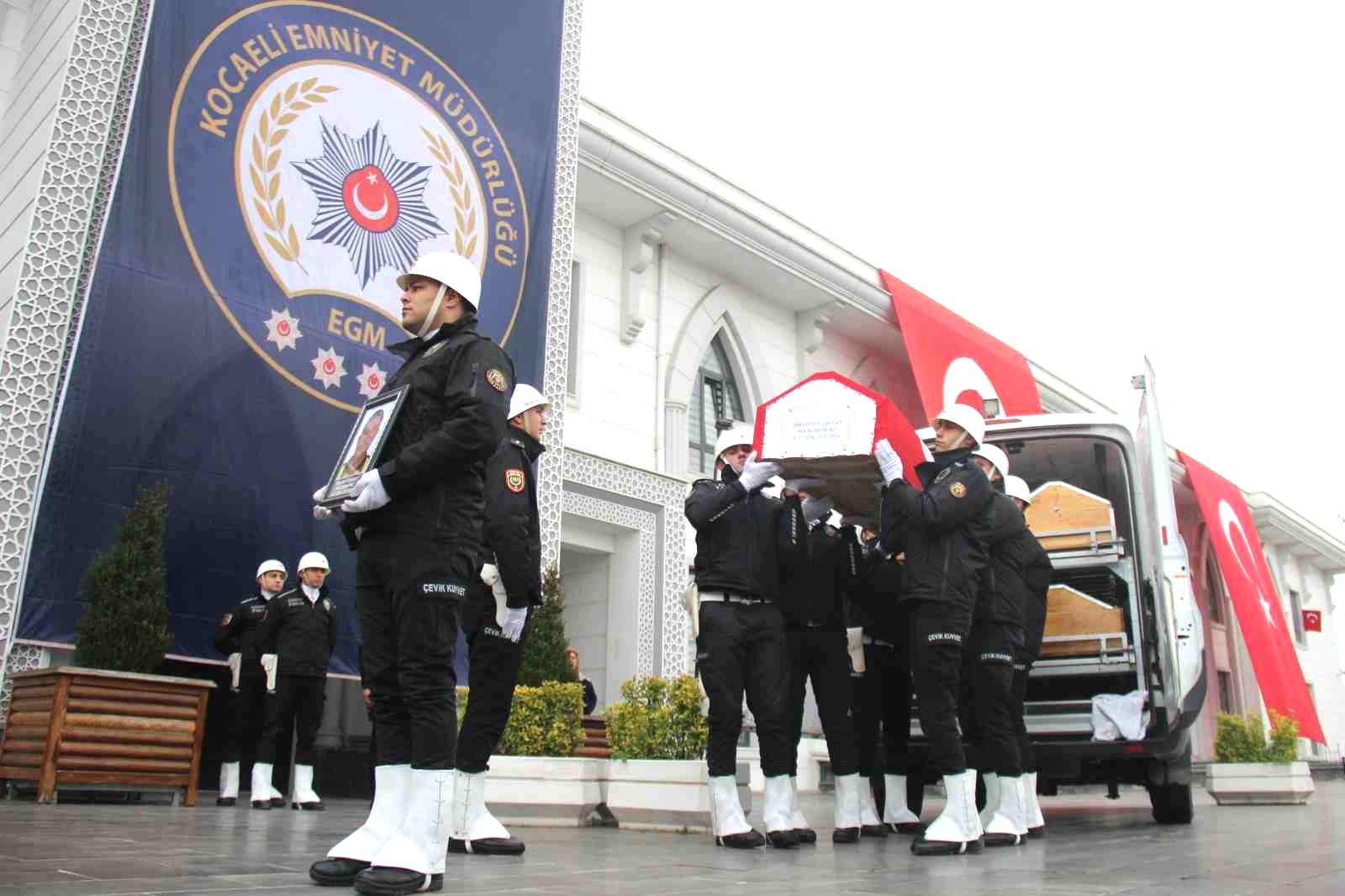 Trafik polisine son veda: Babasını beresiyle uğurladı