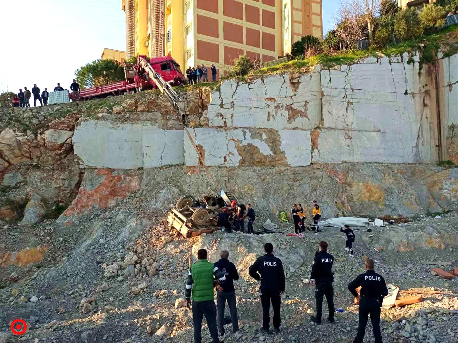 Traktör 20 metrelik şarampole yuvarlandı, sürücüsü öldü