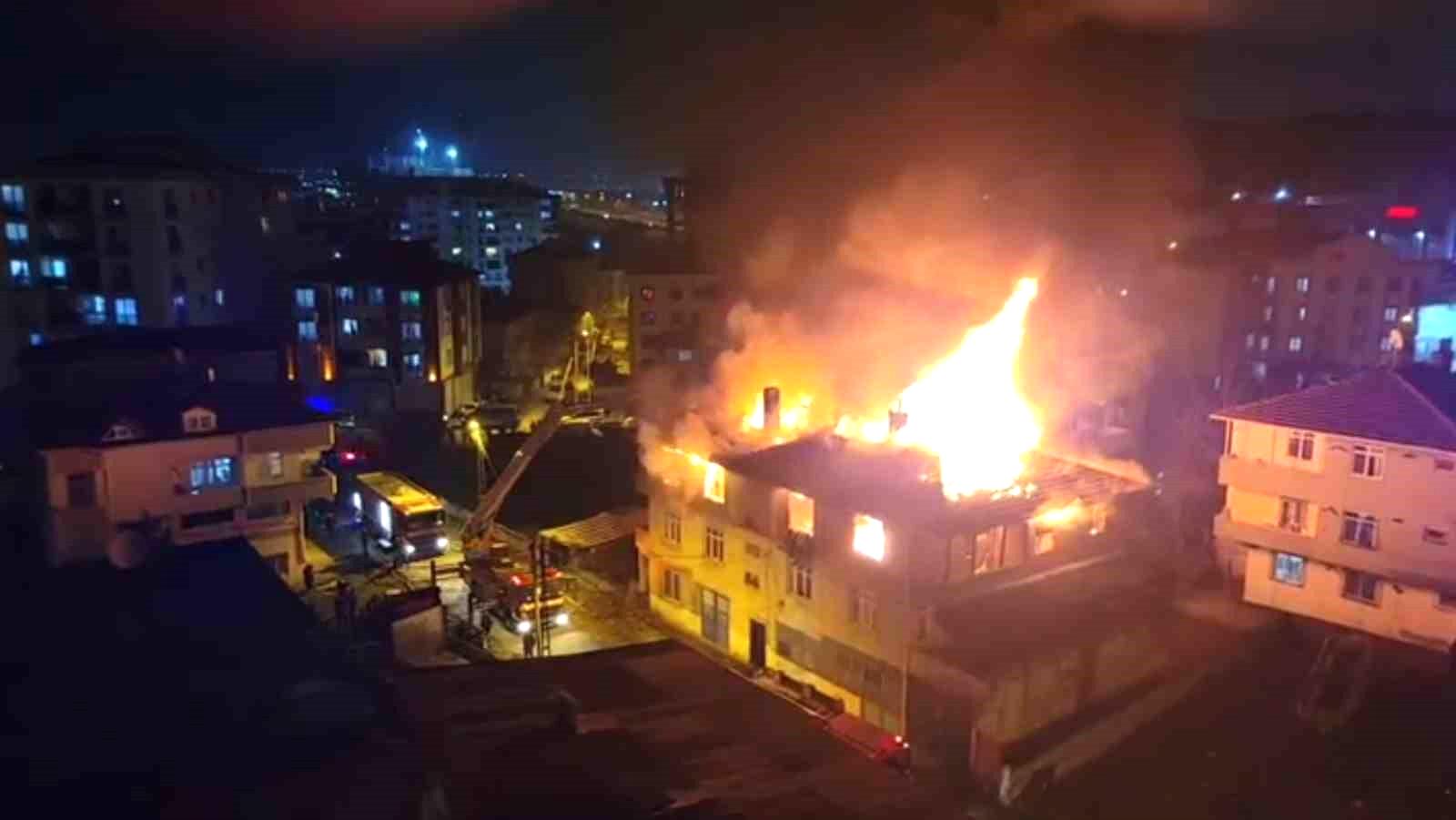 Tuzla’da 2 katlı binanın çatısı alev alev yandı