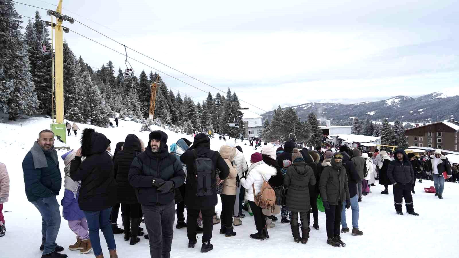 Uludağ’da geç gelen kar yüzleri güldürdü