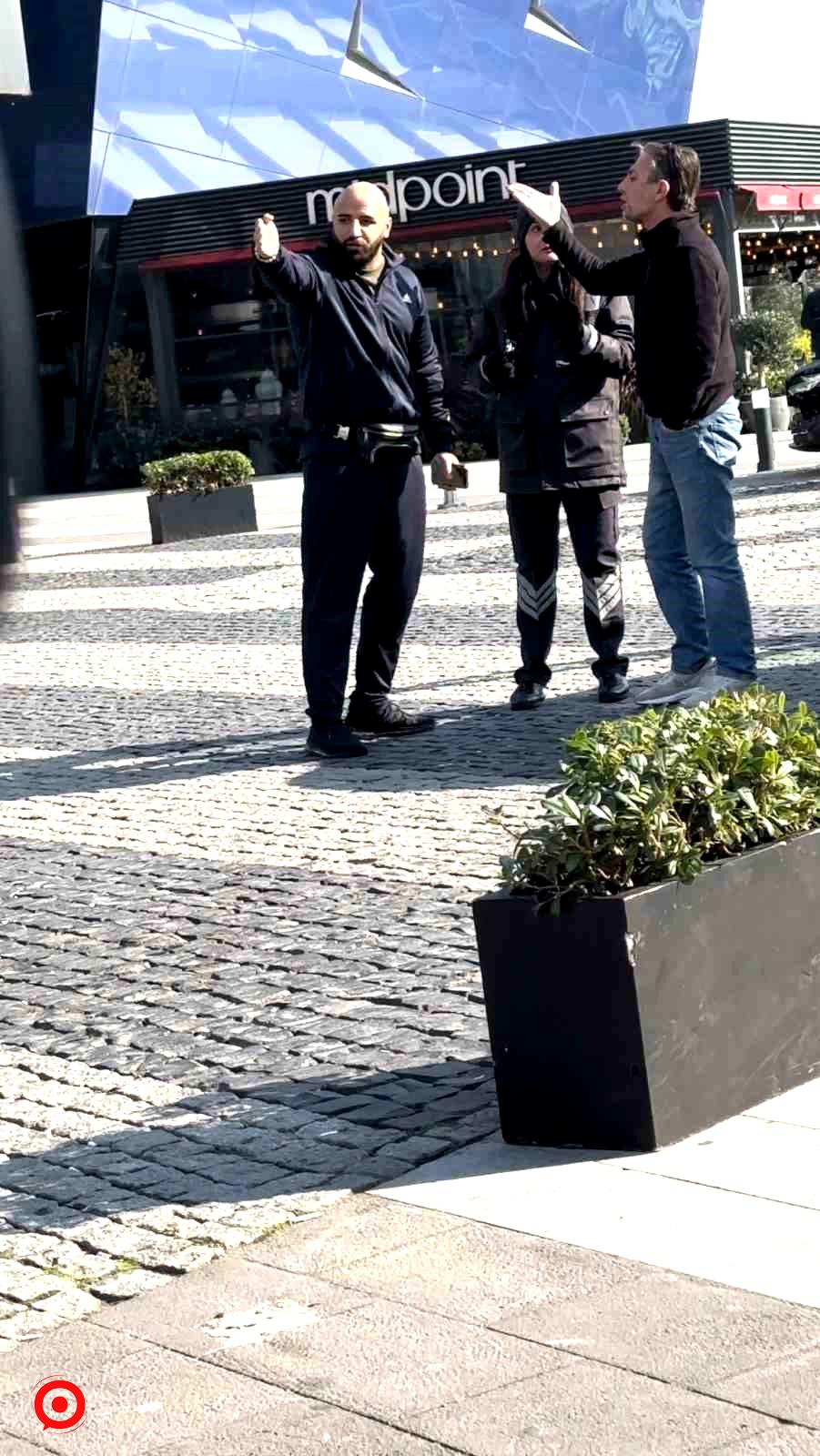 Ümraniye’de taksi şoförü ile yolcu arasındaki tartışma kamerada