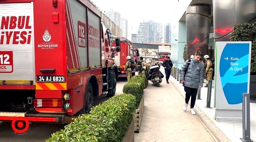 Üsküdar’da lüks sitenin otoparkında yangın çıktı