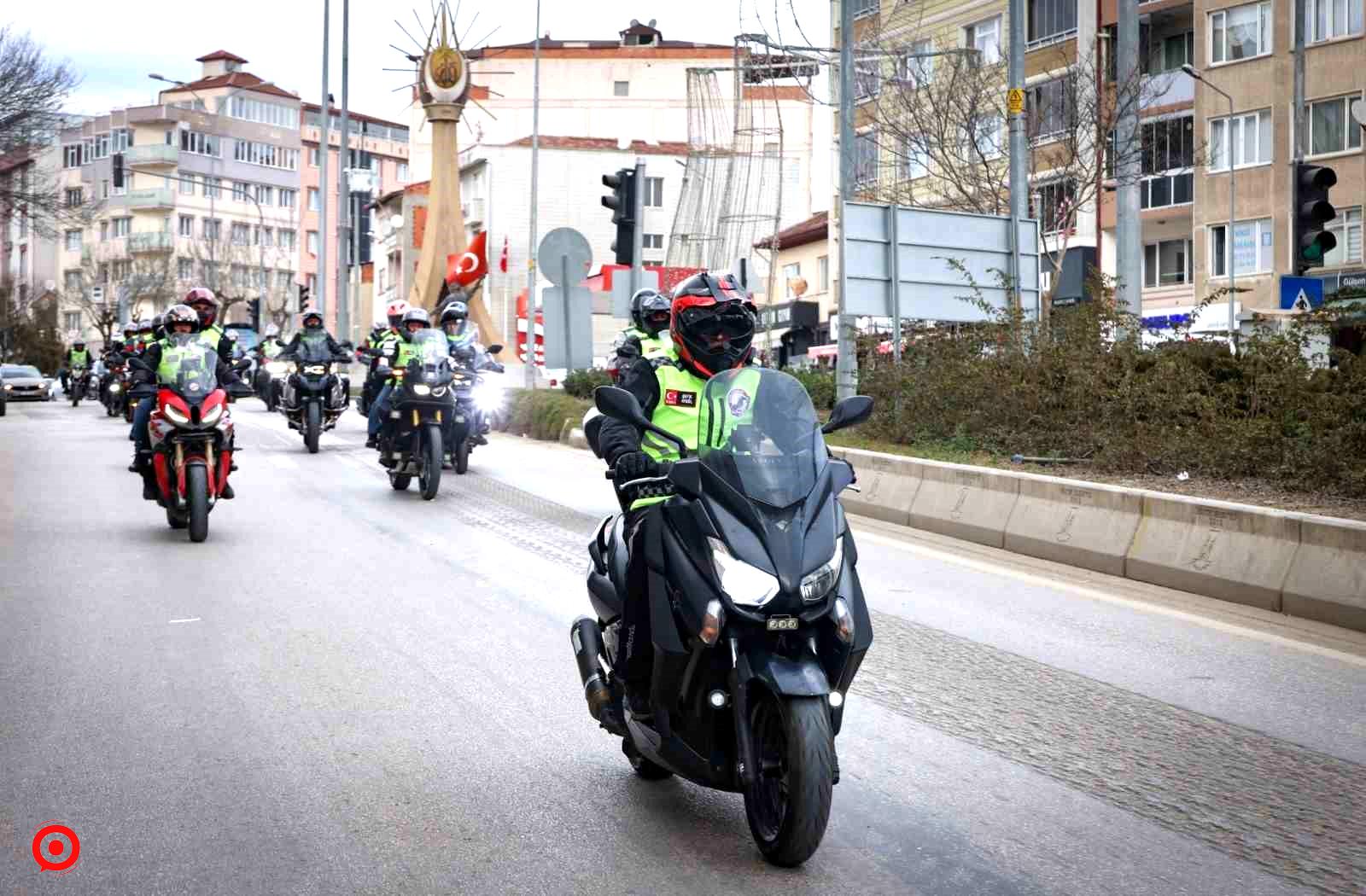 Vali Aygöl; kaskı taktı motosiklet başına geçerek Bilecik’ten Söğütte gitti