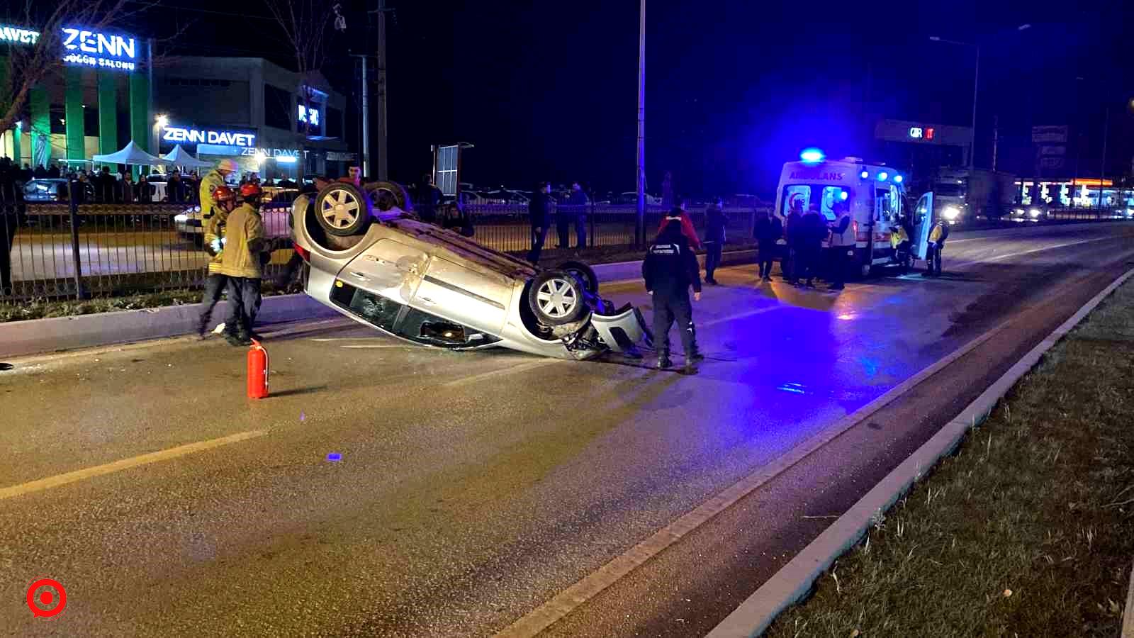 Yağmur sebebiyle kayganlaşan yolda otomobil takla atta: 1 yaralı