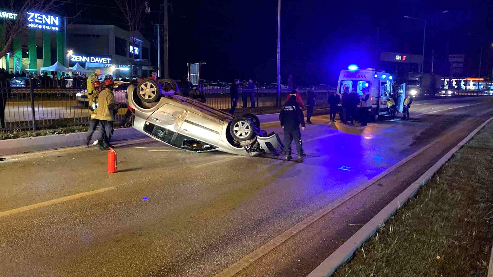 Yağmur sebebiyle kayganlaşan yolda otomobil takla atta: 1 yaralı