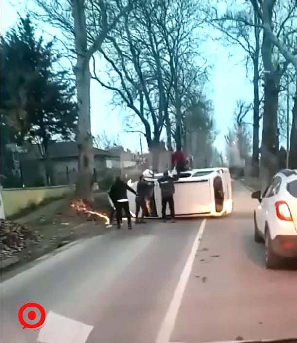 Yalova’da ağaca çarpan hafif ticari araç devrildi