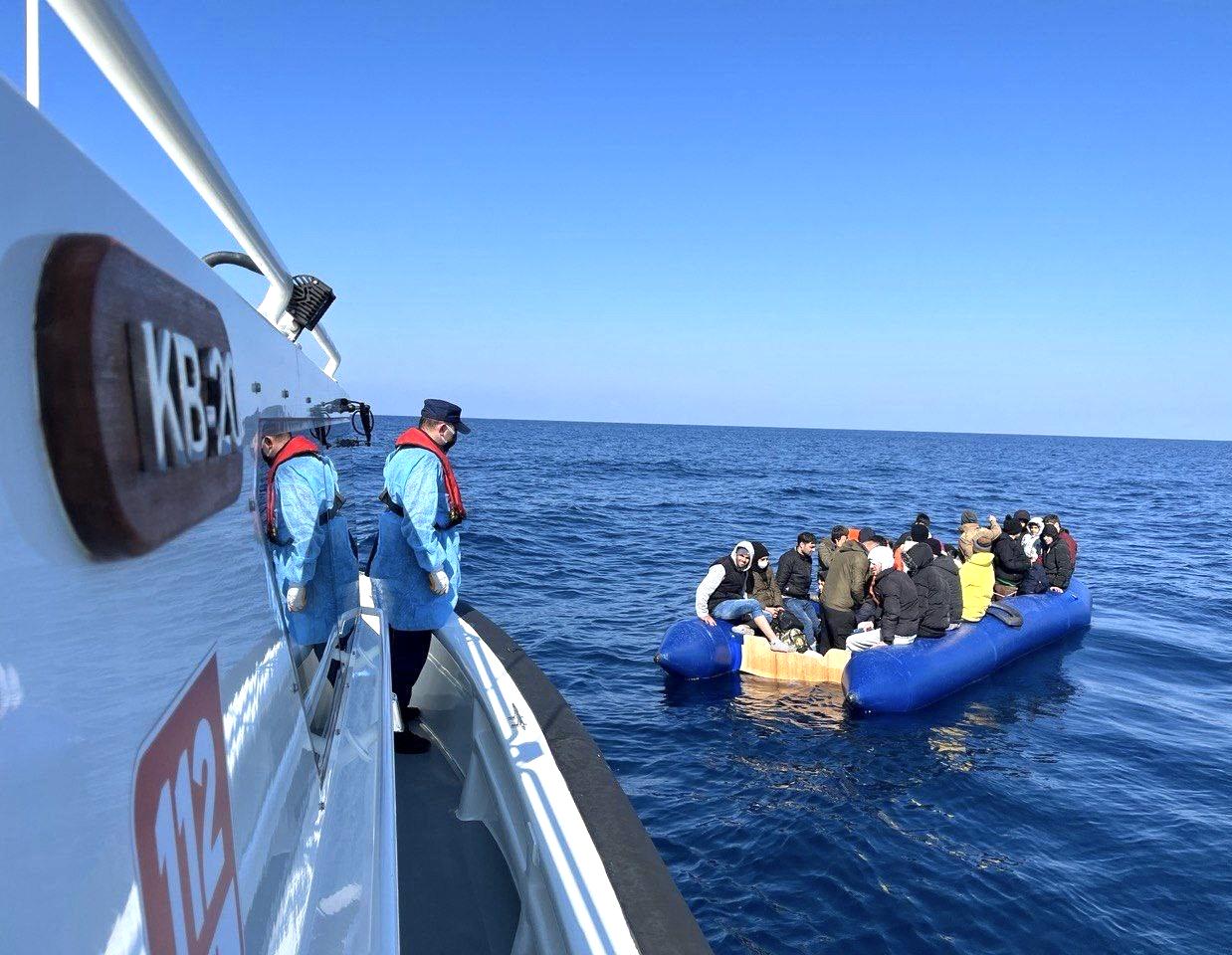 Yunan unsurlarınca ölüme terk edilen 17’si çocuk 40 kaçak göçmen kurtarıldı