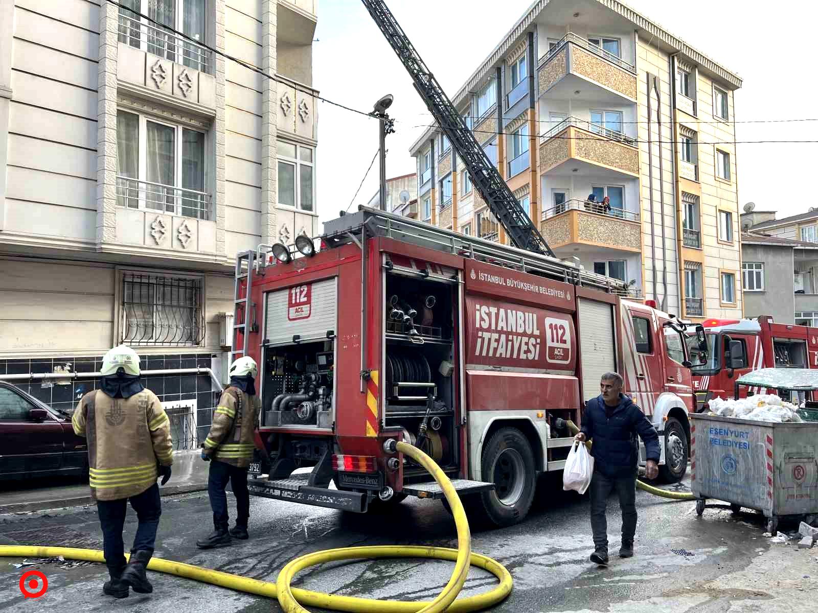 Esenyurt’ta 5 katlı binanın çatısında yangın