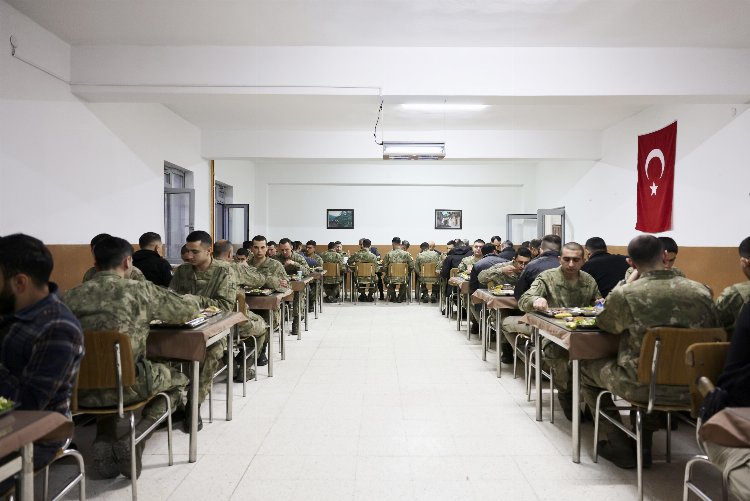 Vali Akkoyun, Suriye sınırında görev yapan askerlerle iftar yaptı