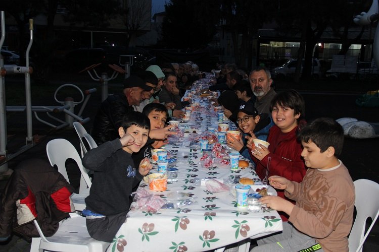 Ayar ailesi 1500 kişiyi iftarda ağırladı