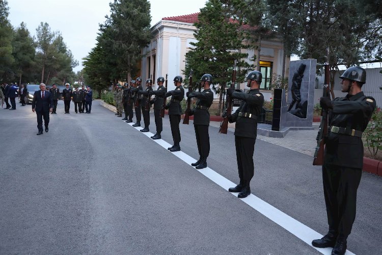 Bakan Güler Mehmetçikle yemek yedi