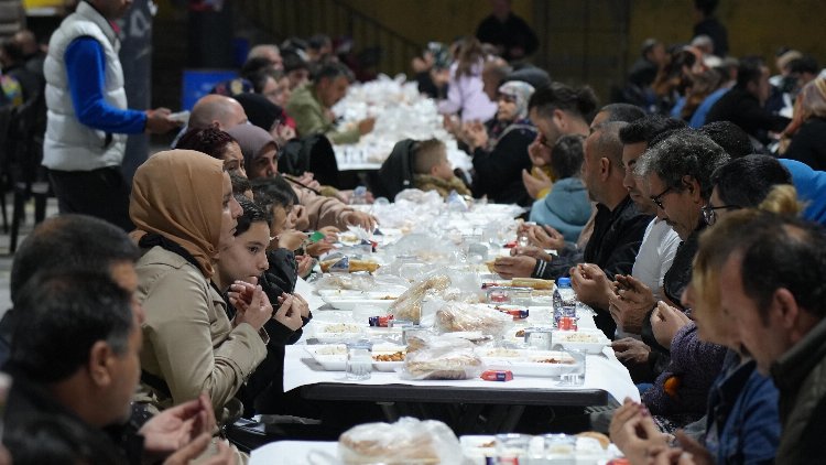 Başkan Tokat, iftar sofrasında vatandaşla buluştu