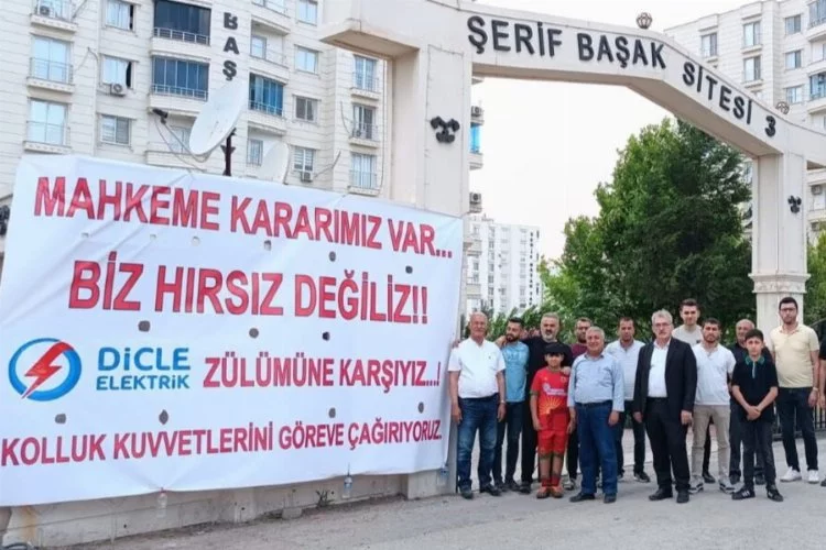 “Biz hırsız değiliz” yazılı pankart asmışlardı kaçak hat çekerken yakalandılar