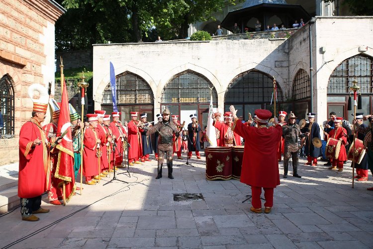 Bursa'da 6 asırlık türbenin ‘puşide örtüsü’ yenilendi