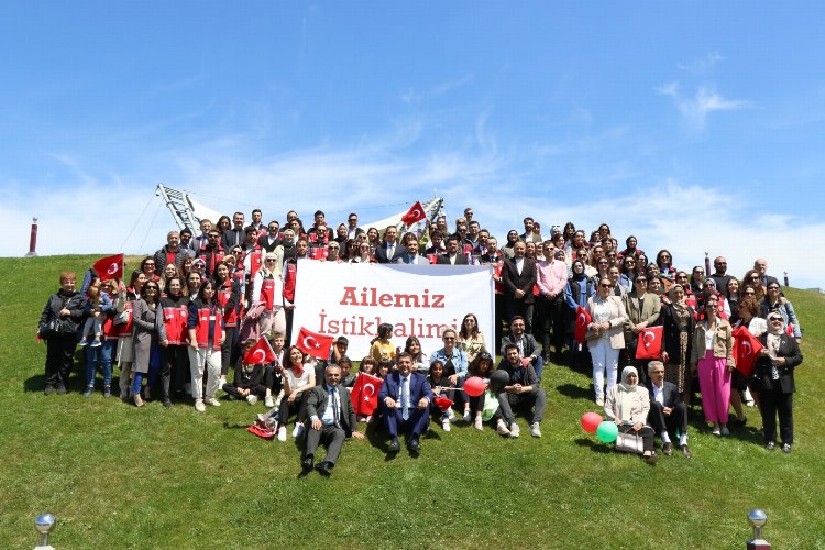 Kocaeli'den 'büyük aile' mesajı... Denize kağıttan gemiler bırakıldı