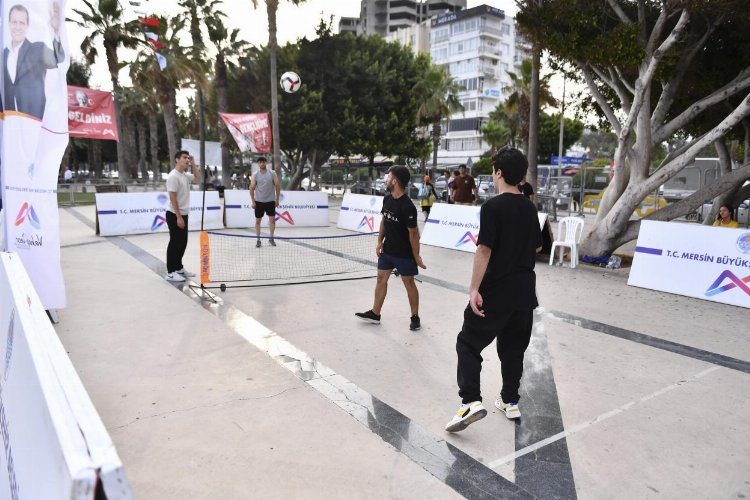 Mersin'de gençler doya doya bayram yaşıyor